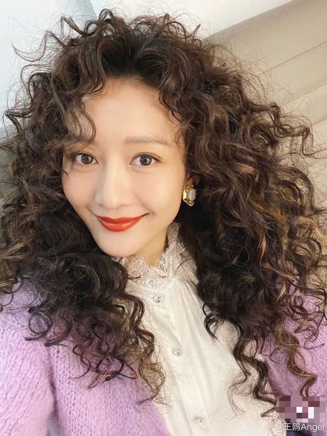 影视版权观察 的想法: #王鸥# 今日圣诞节,王鸥晒出一张自拍照