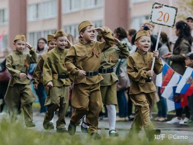 如何看待俄罗斯胜利日给孩子穿军装?