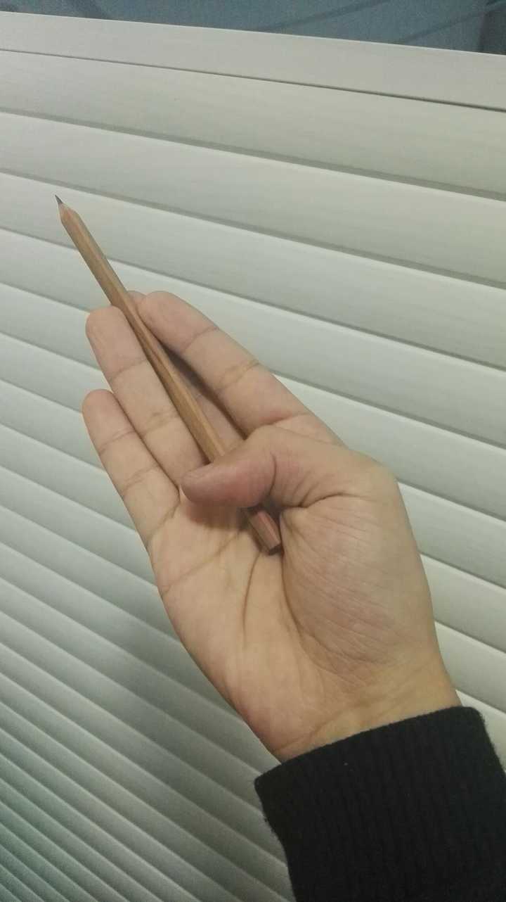 为什么捏刀尖扔飞刀的时候,几乎都是刀尖先撞在目标物体上?