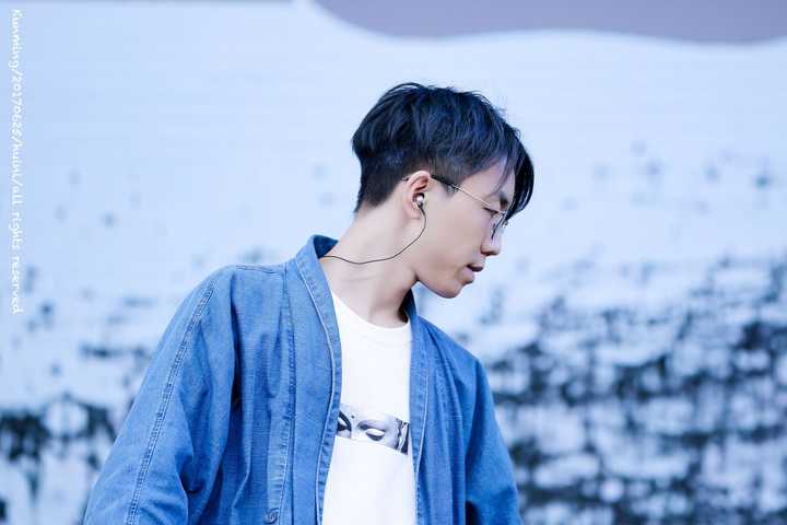 参考陈鸿宇 他184 大概就是长袍子 白衬衫/t恤 阔腿裤 当然脸也比较