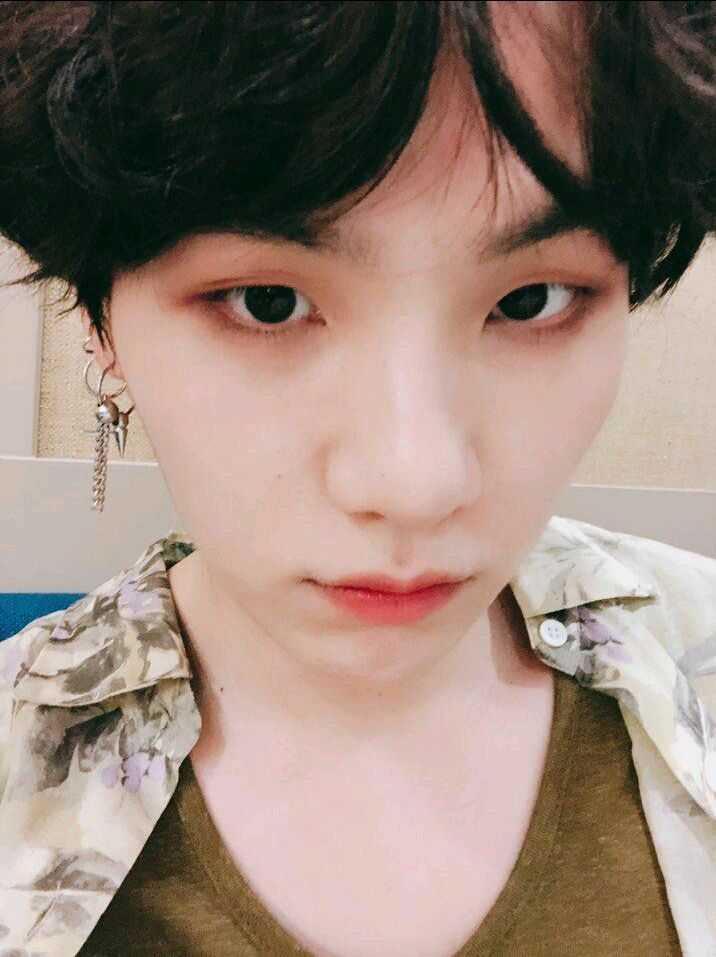 如何评价闵玧其的颜?