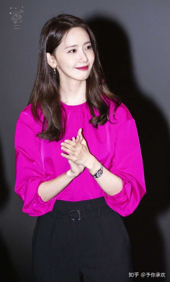 但她和长相艳丽大气的女星站在一起从来没有被碾压过,而且她的气质太