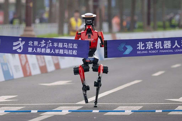 机器人半马成绩从近 3 小时压缩到 50 分，打破了人类世界纪录，「跑赢」后，它们真正的战场在哪里？