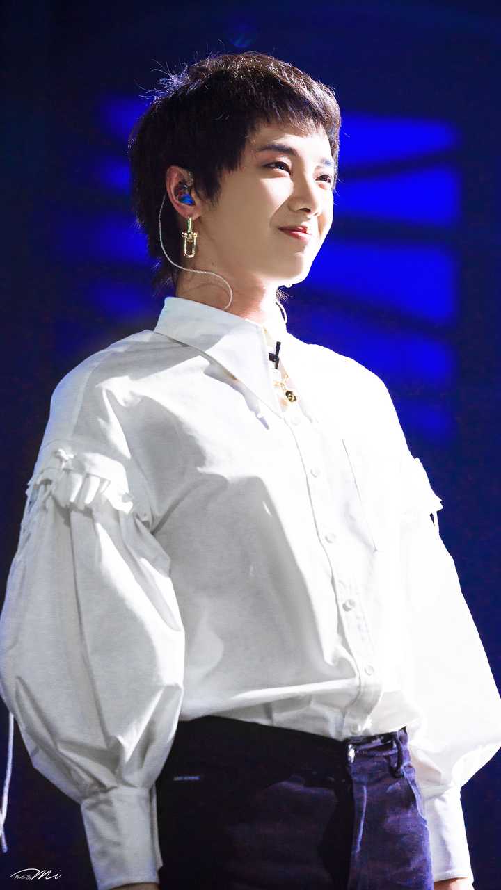 我很喜欢穿白色衣服的华晨宇 可以更显那种纯粹干净的感觉 这套我以为