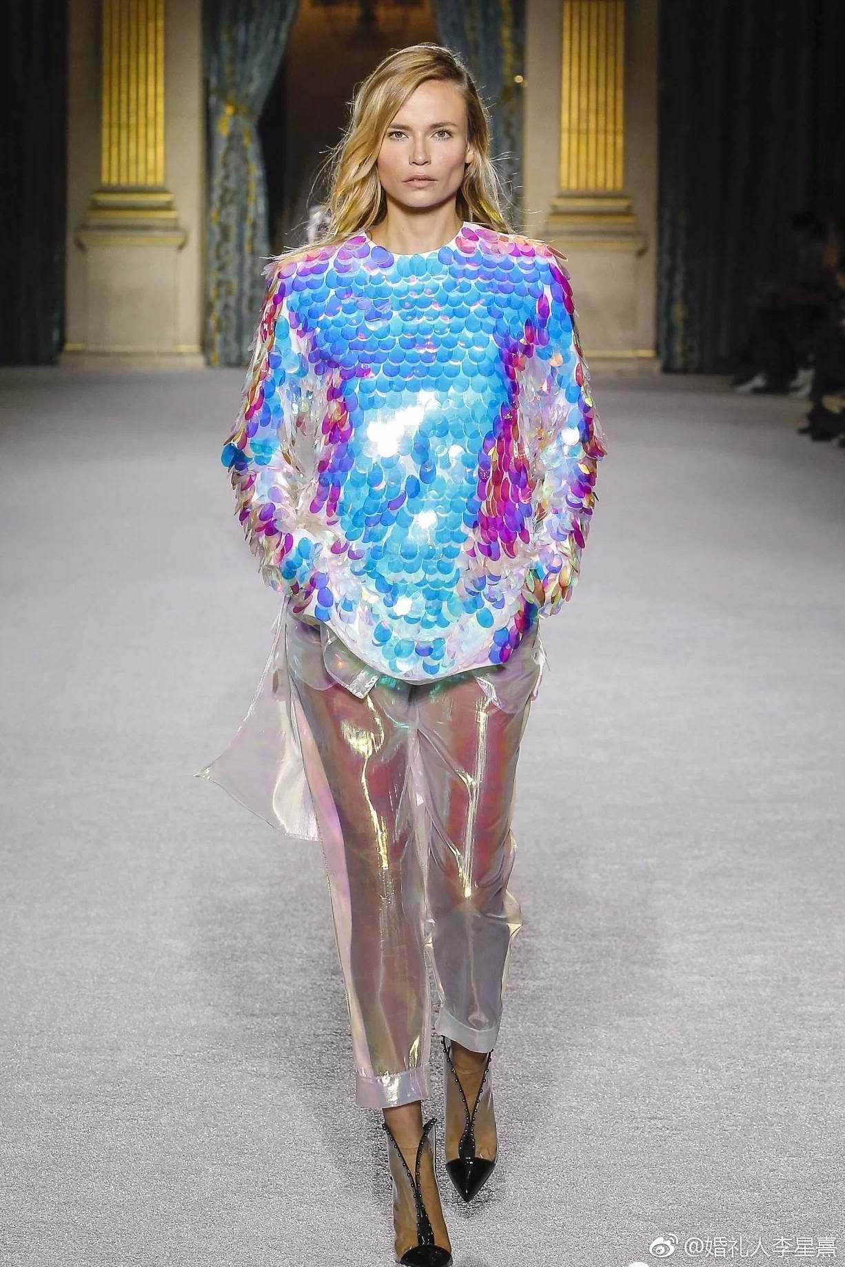 是镭射色,是鱼鳞色,是独角兽在月光里, 是,梦幻色——从此梦有了颜色