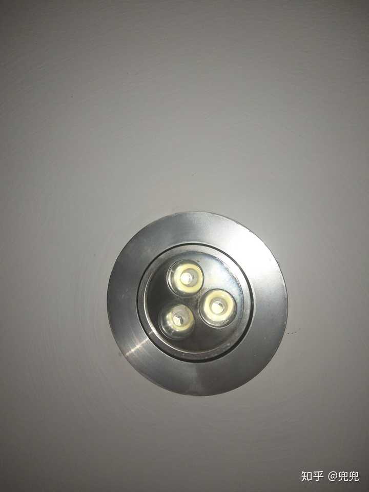 红点出现在这个灯里面