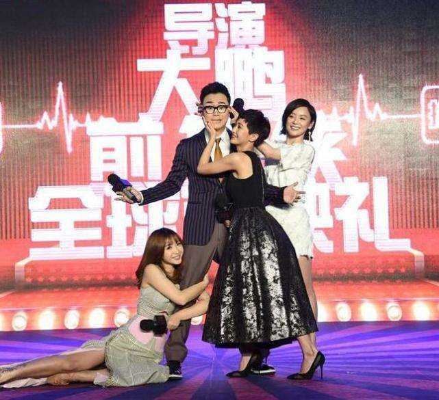 一言不合抱大腿,这样一来,三位女明星中明显她的姿势最出位,头条预订.