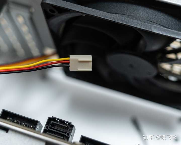 背面 12cm 的风扇散热是 3pin 接口，不支持 pwm 调温，有点可惜。开机电源线