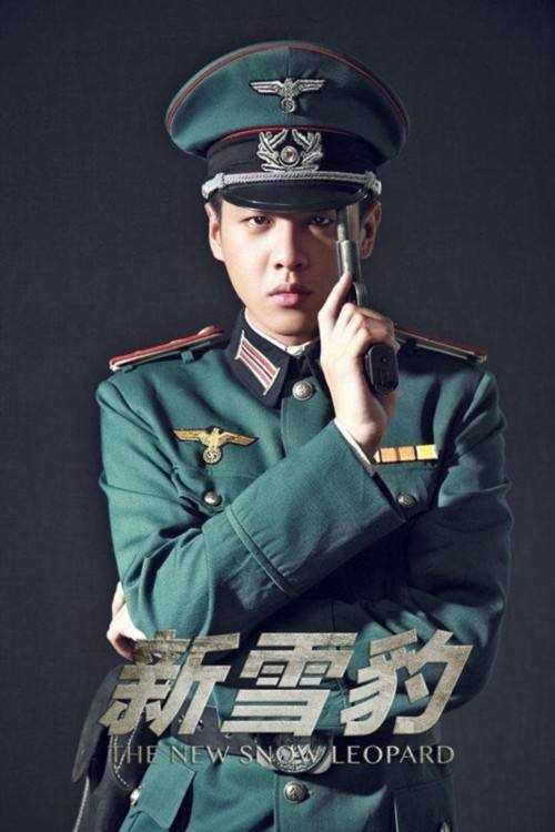 不像老版的文章演得那么夸张,女观众们说张若昀 是军装男神