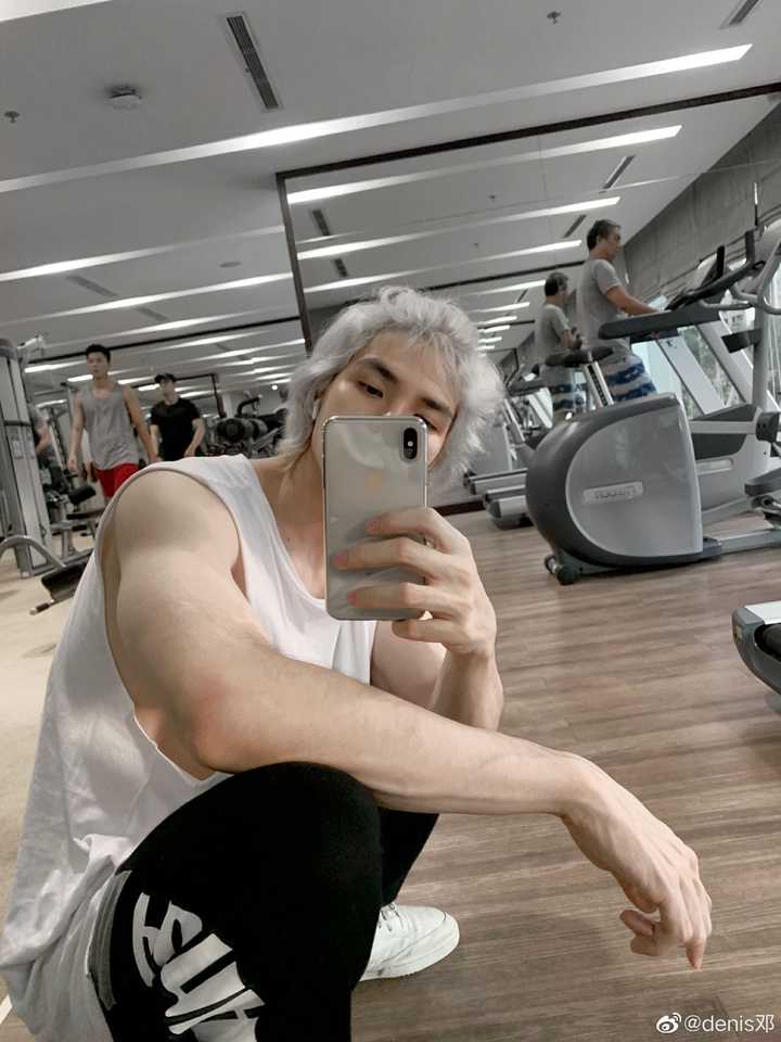 先上几组图 这算是酷雅路线吗hhh 有点文艺有点痞 右1银发是denis