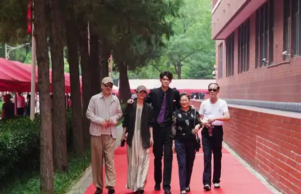 如何看待陈建斌蒋勤勤儿子不进娱乐圈，被加州大学伯克利分校录取？