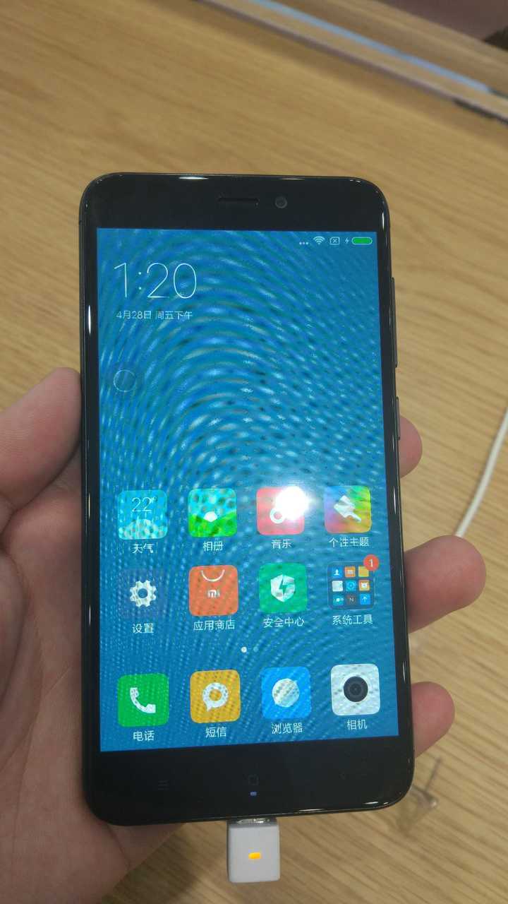 小米公司是如何做出在小米6上将呼吸灯改成单一白色的决定的?