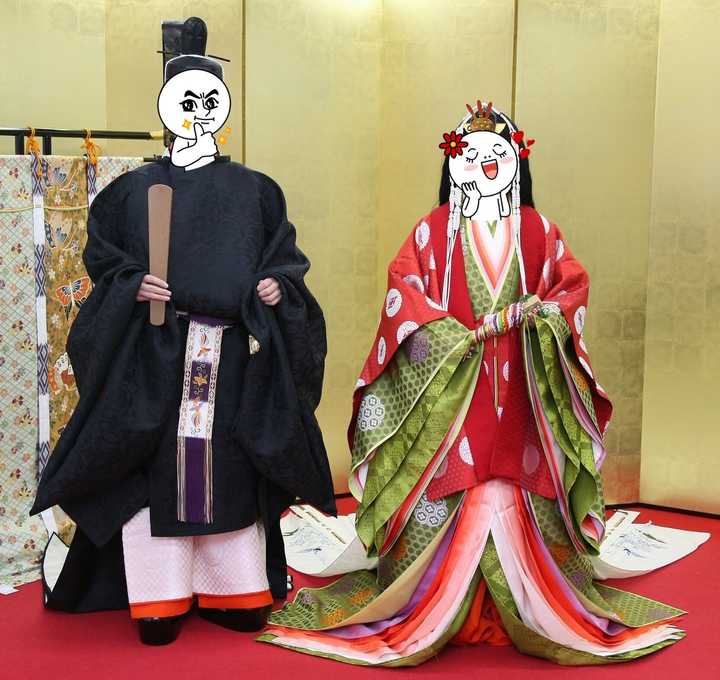 请注意十二单的各层衣领,这个不是假领子哦,真的是真丝的衣服一层一层