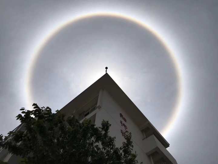 正午宿舍楼一角的太阳光晕,当地新闻有报道