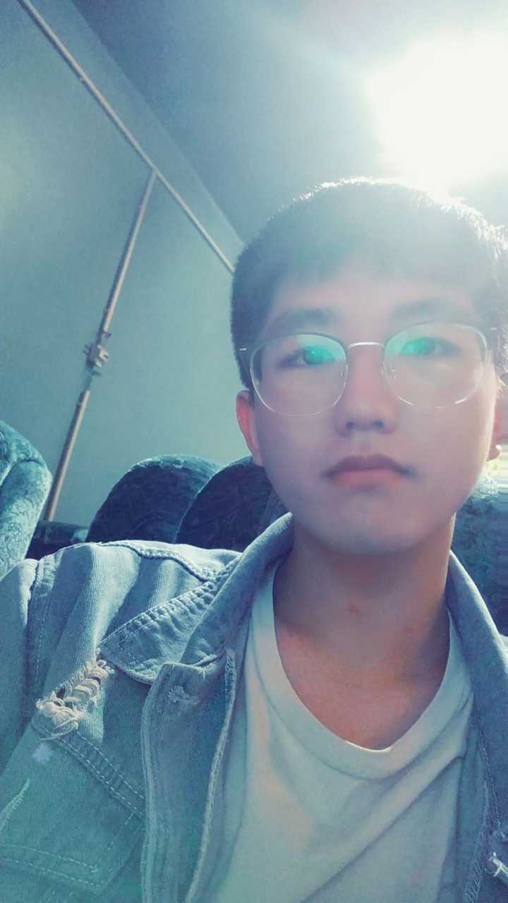 只穿校服的情况下,高中男生怎么显得好看?