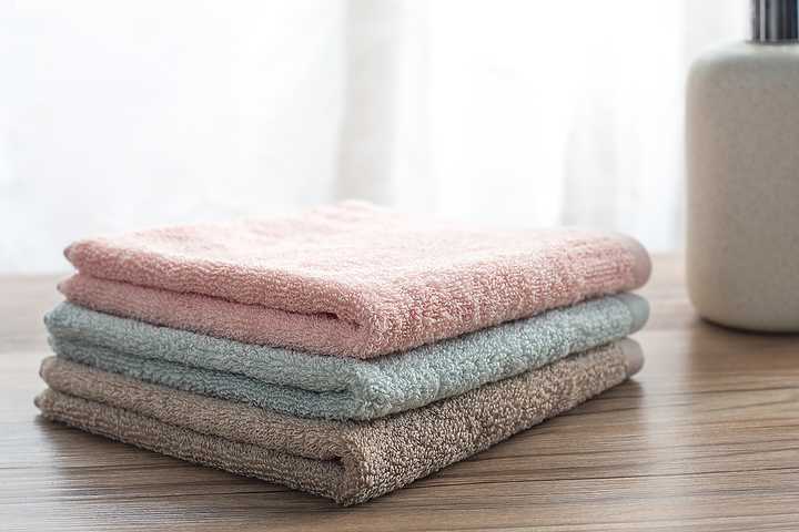 每天洗完脸用什么擦干?