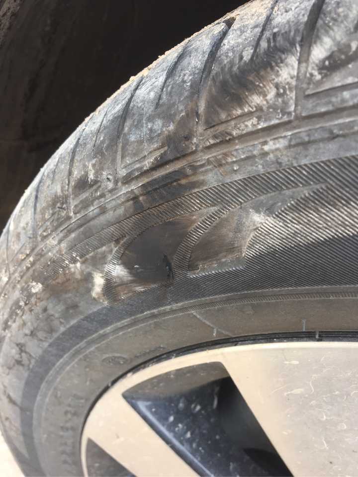 轮胎被路肩蹭掉一点橡胶,不知道要不要换轮胎?