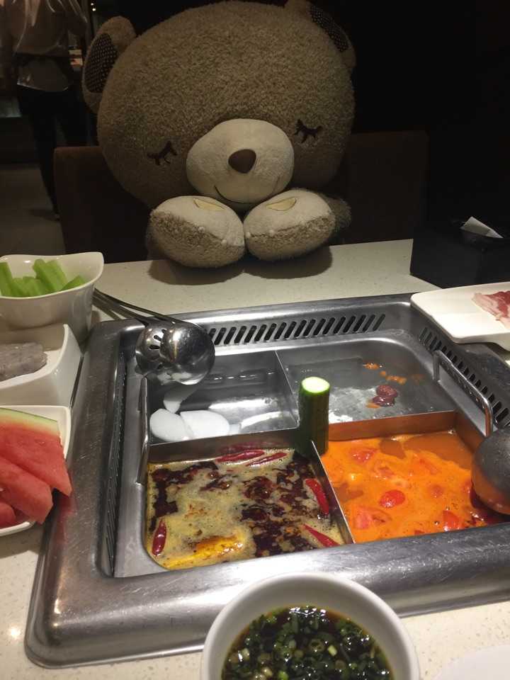 一个人吃火锅哪里尴尬了,简直超爽好嘛!一个人都吃了快300了!