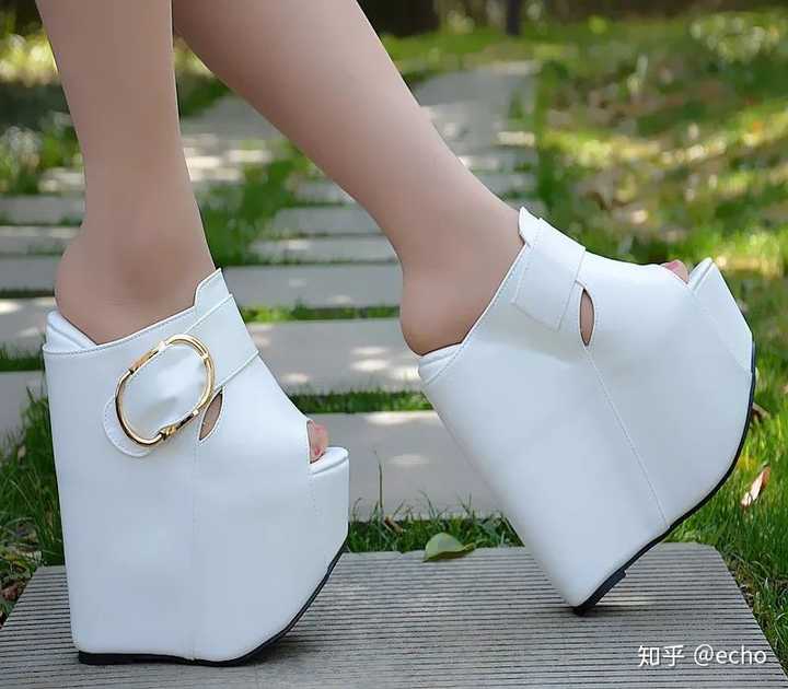 你帆布鞋就帆布鞋,高跟鞋就高跟鞋!这种奇妙组合我真的欣赏不来啊!