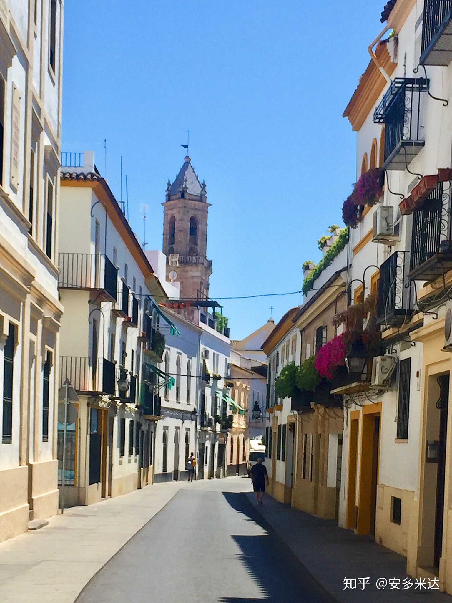 【城镇系列】科尔多瓦,一个西班牙南部的白色小镇,正午的街道上人很少