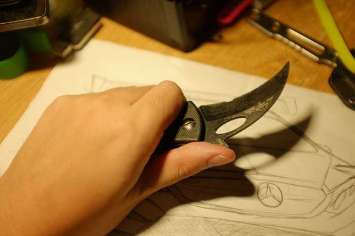 在传统握法下老练者可以通过甩出爪刀来达到出其不意的攻击距离.