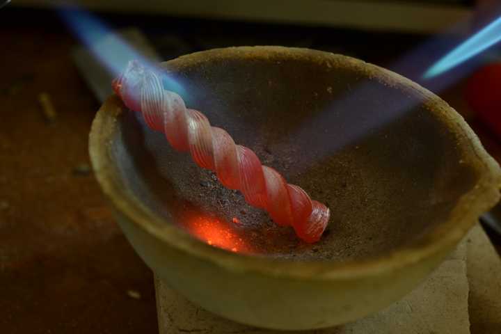 每次旋转一点,然后把木目金加热到红热状态以消除金属的内部应力