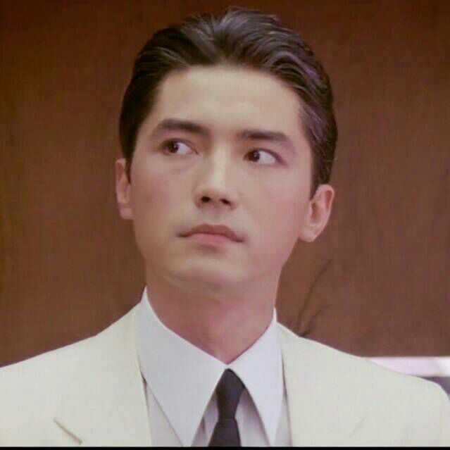 龙年尊龙演名玲,雌雄难辩.与铁叔相爱,最后发现是男人身份.