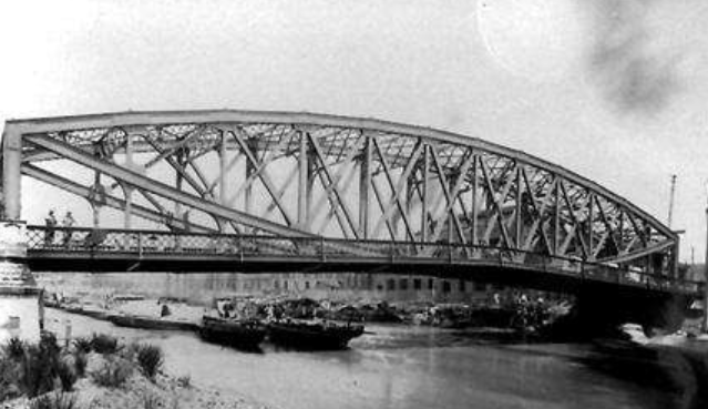 (上凸下凹的鱼腹桥)