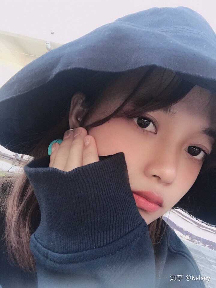 漂亮女孩生在穷人家是一种怎样的体验?