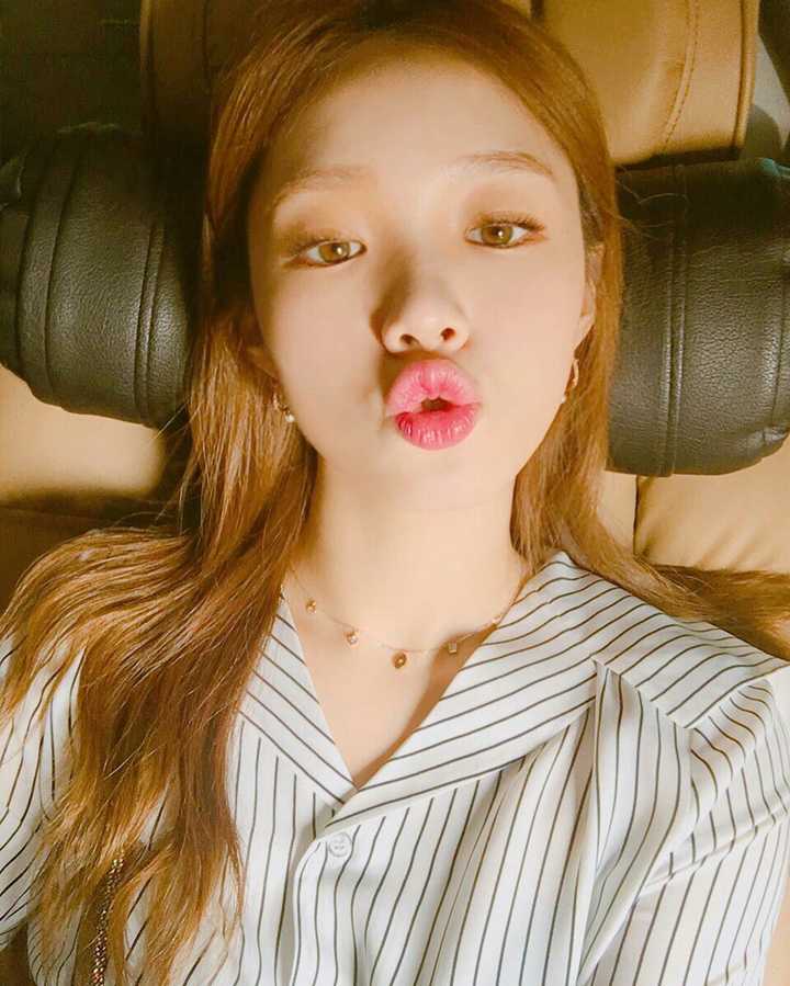 话说我这个眼睛的颜色正常吗?