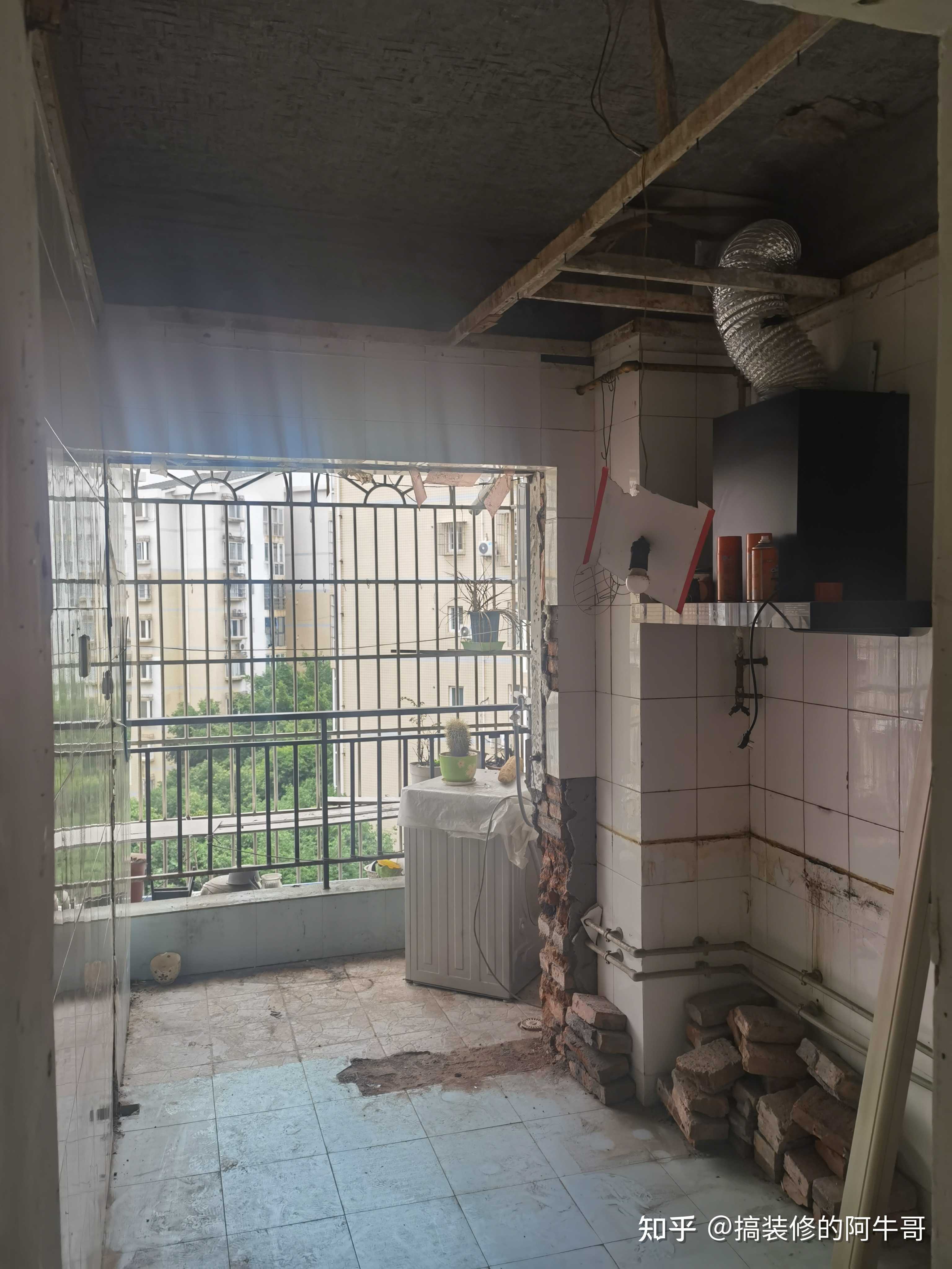 绵阳装修峻峰花园老小区旧房改造师傅现场清运装袋下楼雇车搬运上车有