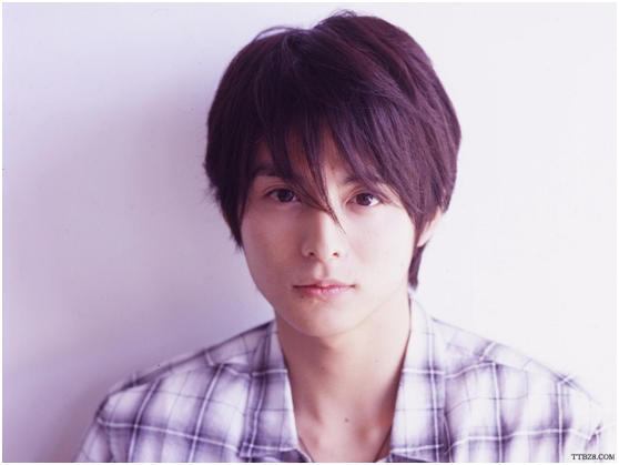 眼睛细细长长,鼻梁以及小小的鼻头是特徵,是在日本最受欢迎的脸型