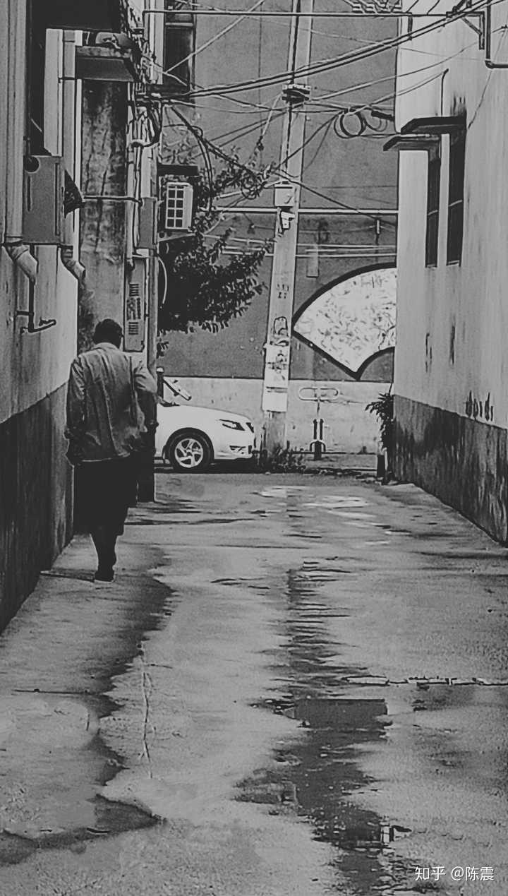 偏向锐利,让这条巷子和这个男人的背影在灰色的空间有不一样的味道