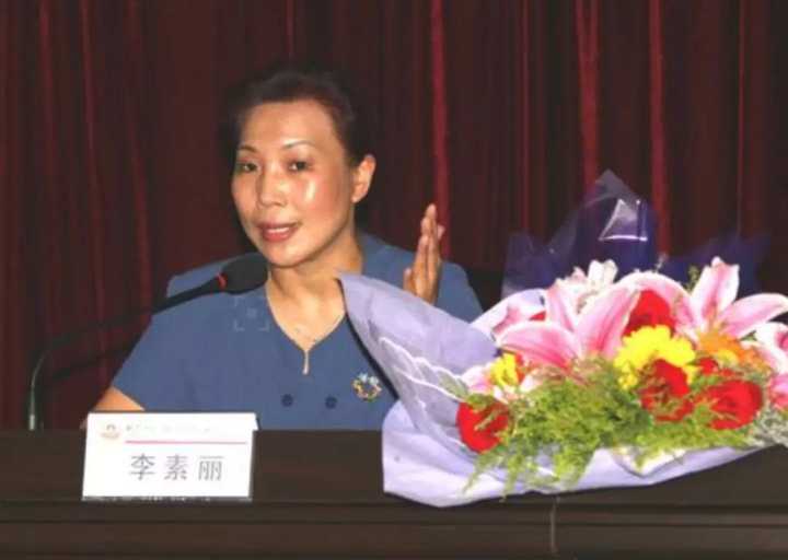 20年」演唱会上大肆挑衅——跳到钢琴上高声呐喊: 李素丽,你漂亮吗!