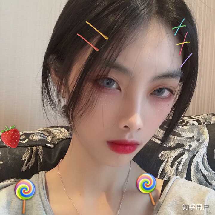 00年 20岁  但是总是被人猜    17岁 估计成熟感来自于穿衣和化妆