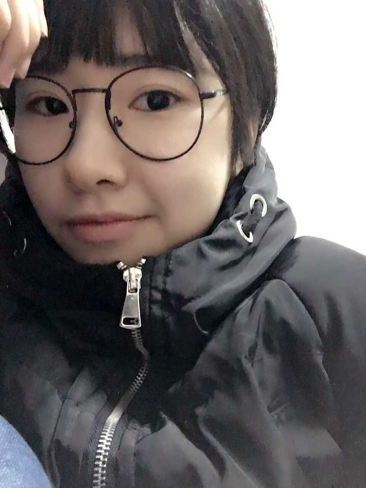 头大,发量多的女生适合留什么样的短发?