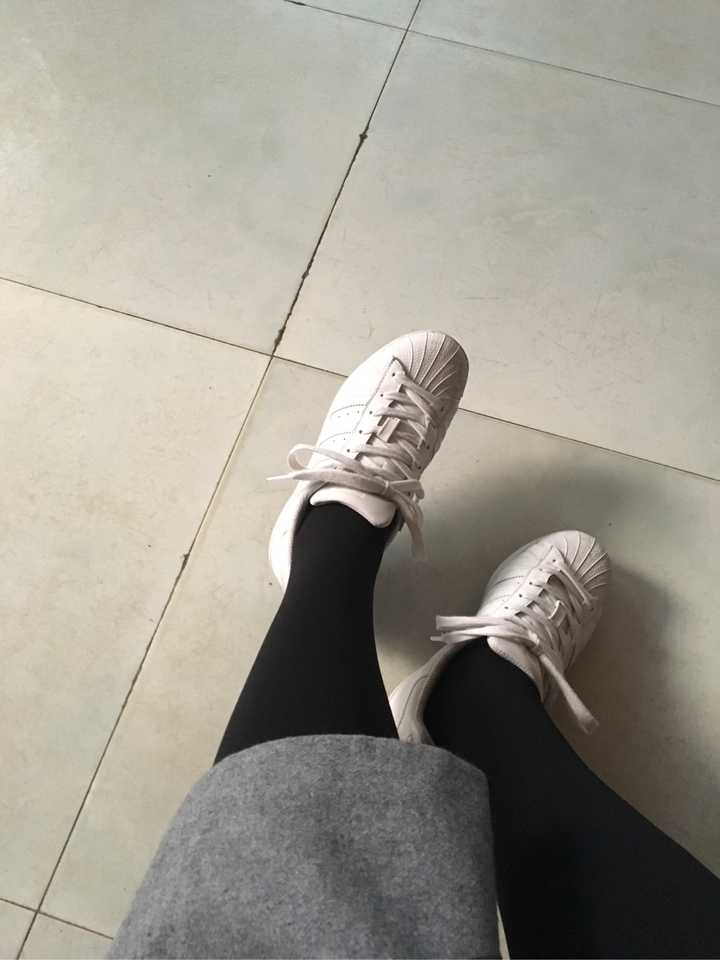 黑丝袜真的不能搭配运动鞋吗?