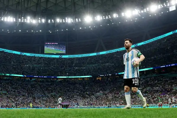 梅西在世界杯小组赛阿根廷战胜墨西哥的比赛中奉献一球一助，如何评价梅西本场表现？