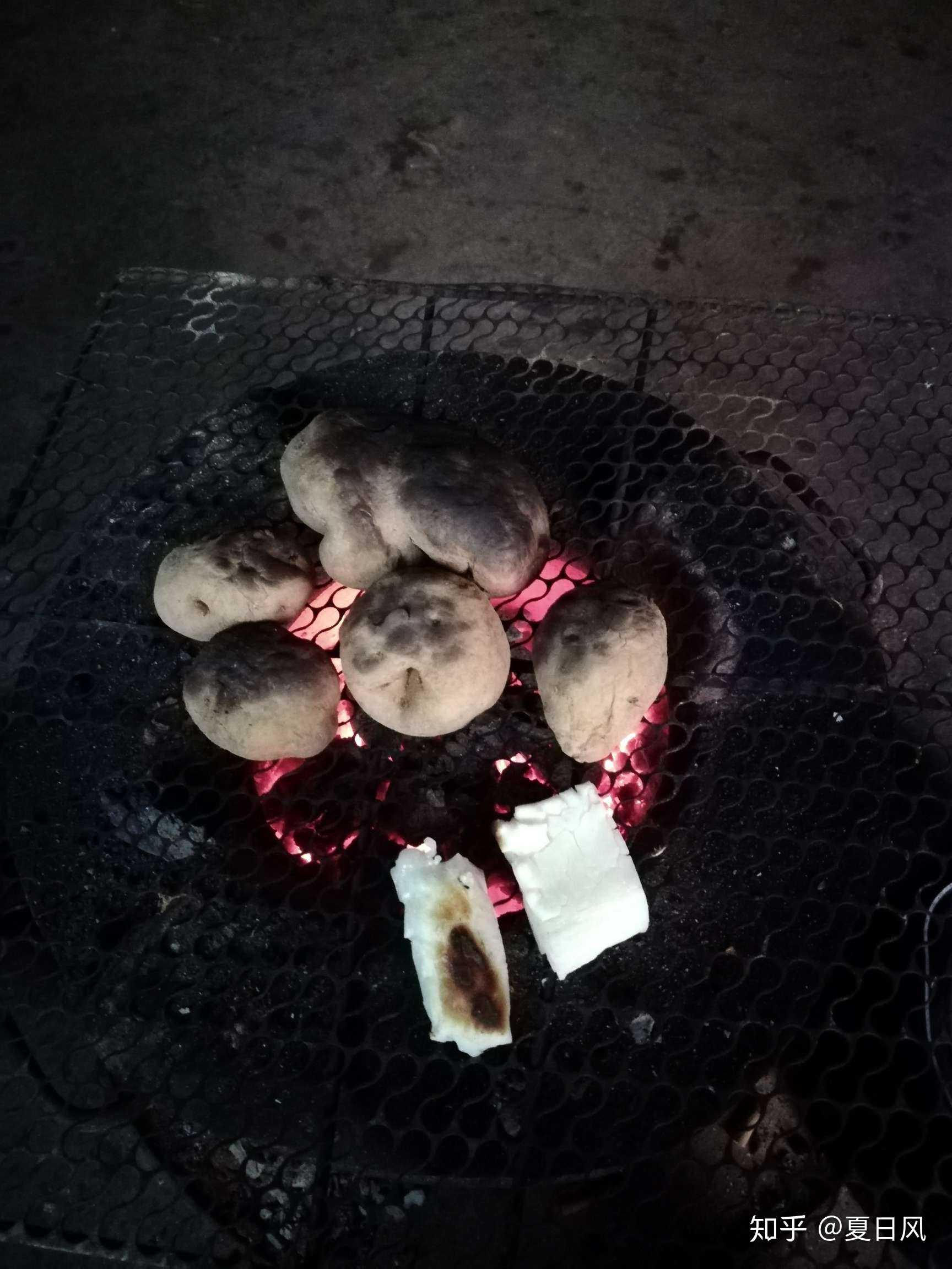 我家一角# 冬天的时候,烧一个火炉,全家人一起围着炉子烤土豆,边潮哌