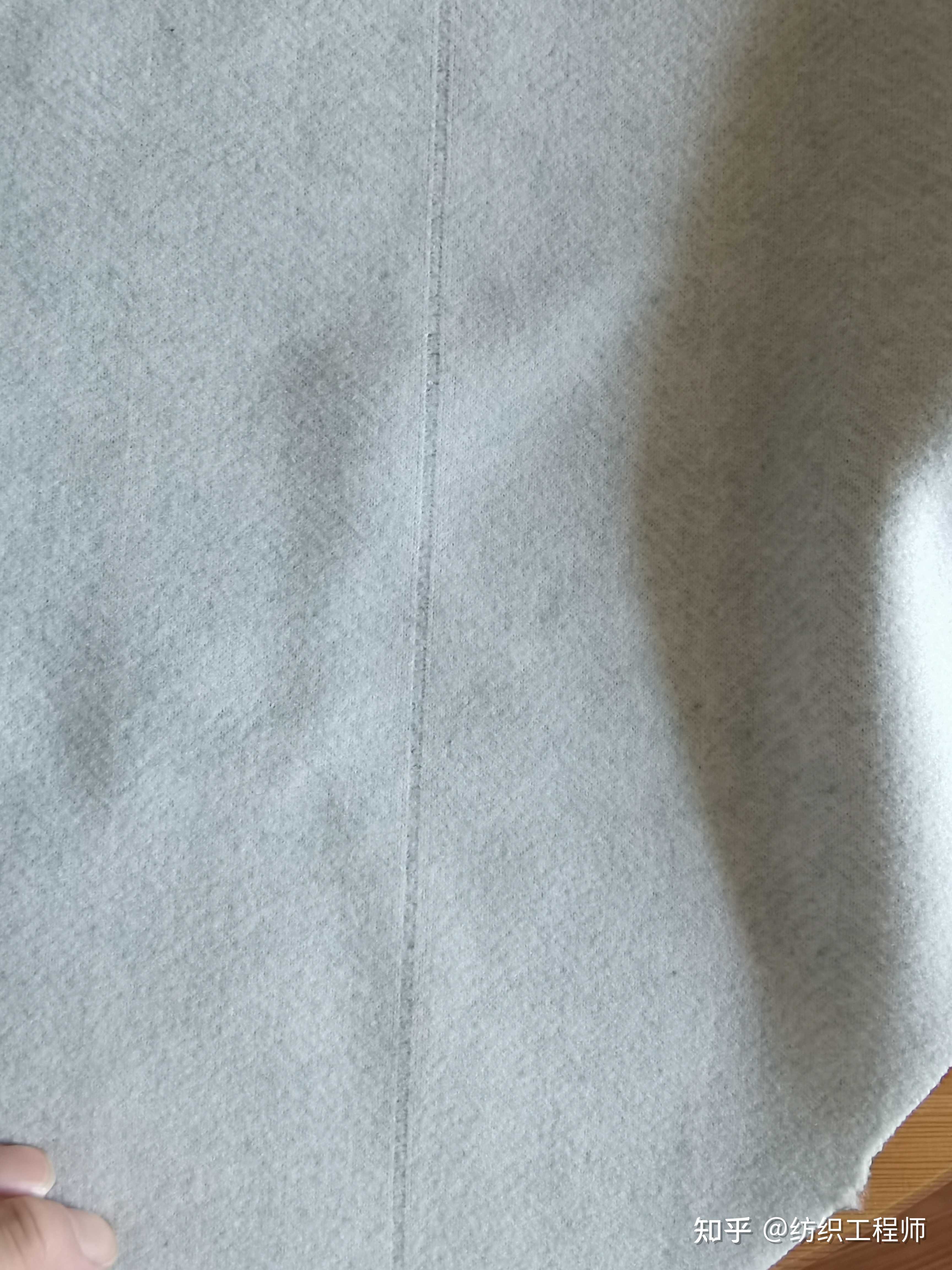 纺织工程师 的想法: 背面有条漏针的疵点,正面透光看才能看出