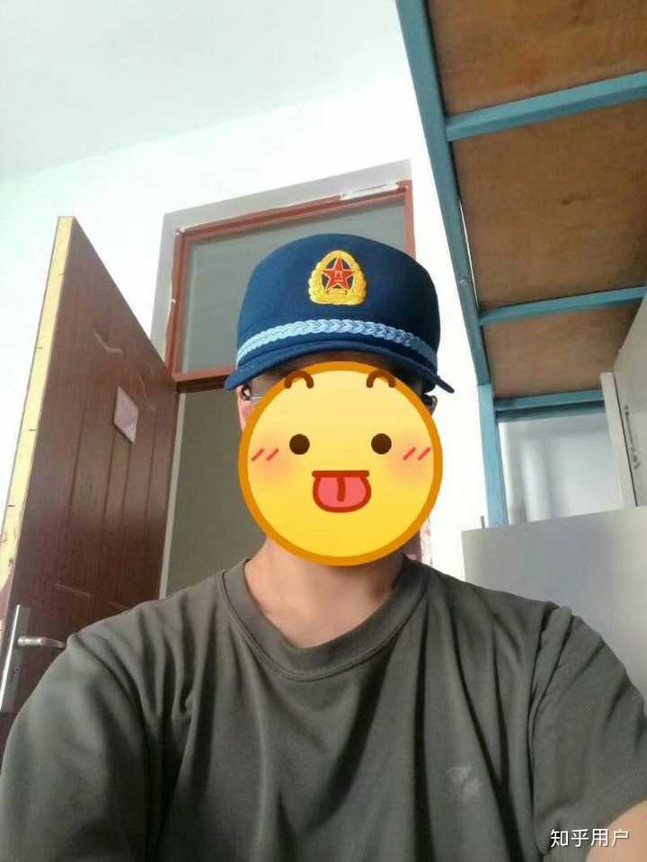 拿去不谢,一个不愿透露姓名的空军官员表示这夏帽真他妈丑 既然你们