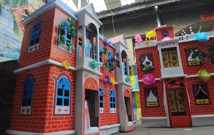 山西临汾,一处祭品销售点售卖着各式各样的祭品,图为一栋"九泉别墅"