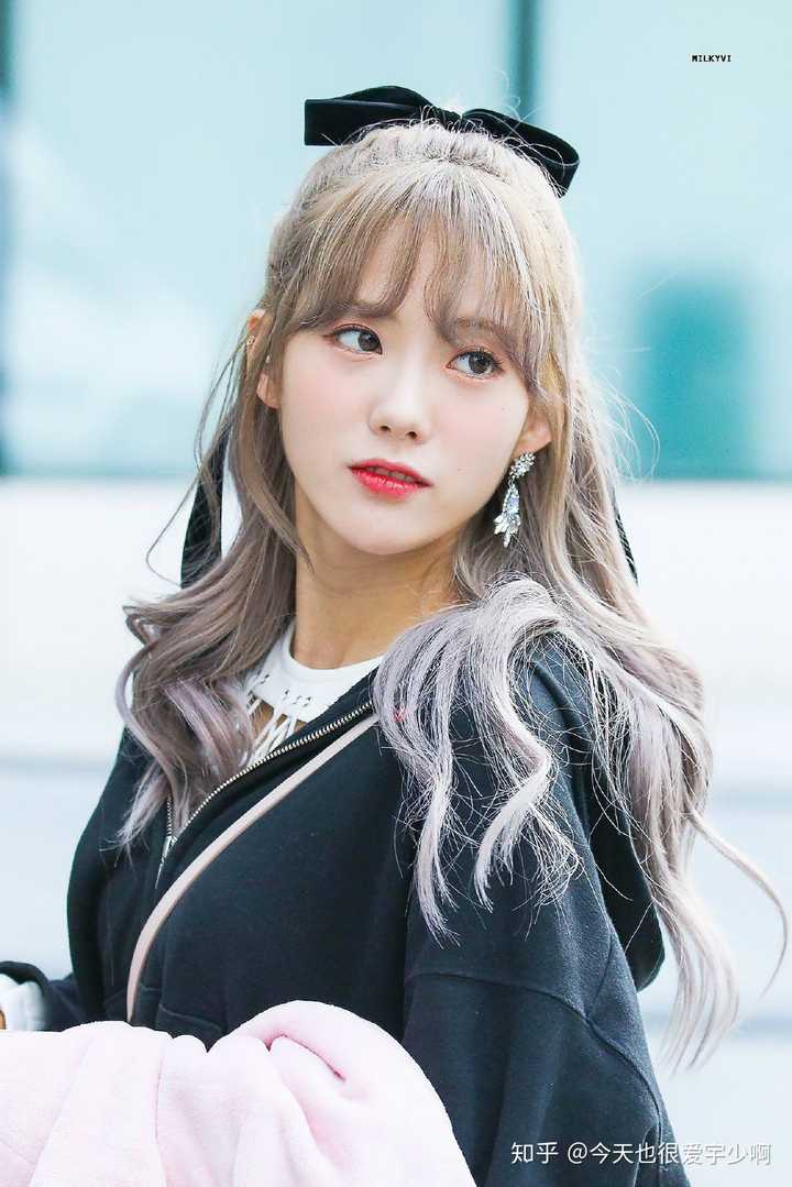 她就是宇宙少女韩国成员李luda(粉丝喜欢叫她卤蛋)(我最喜欢银发蛋)