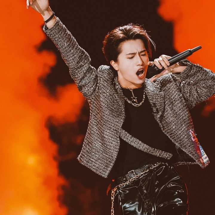 伯远,1993年2月11日出生于贵州省贵阳市,中国内地流行乐男歌手,男子