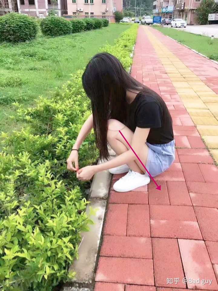 而且  这种大小腿完全贴合产生的曲线貌似只有女生可以,男生吧…不