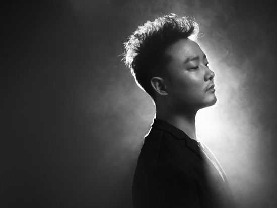 这就是曾一鸣,一位集天赋嗓音和傲气于一身的才子,但却迟迟没有火出来