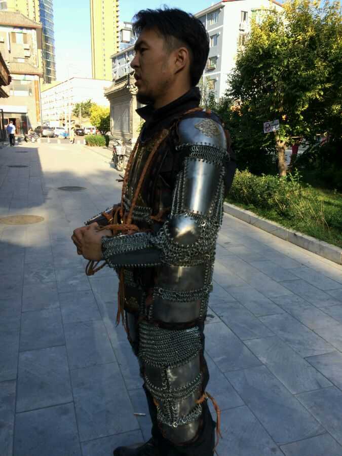 真人演示 另外我在《武备要略》里还看到过一种非常诡异的铠甲样式