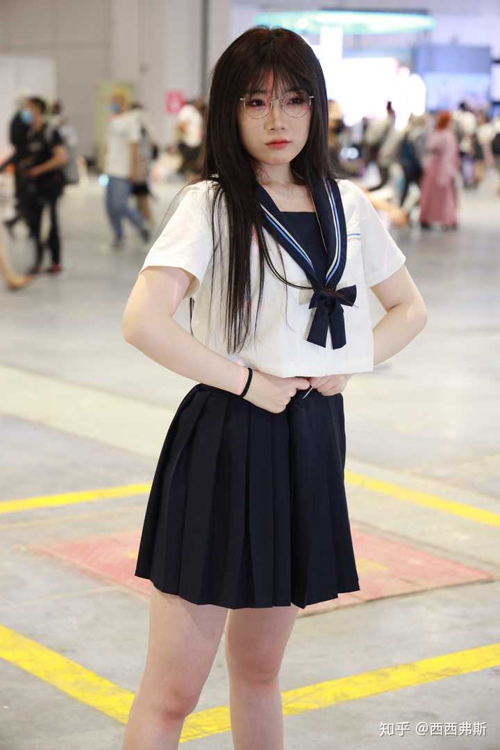 如何看待cp26上穿jk制服的女生摆露骨姿势被路人骂