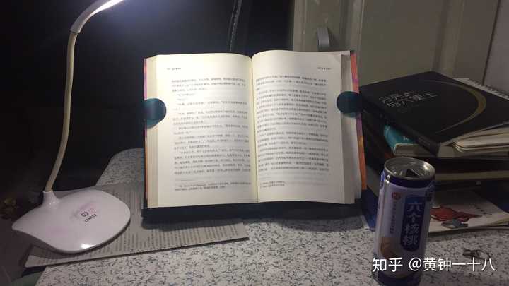 懒得看书的时候还得放下吃的,懒得翻书时左手必须把着书,懒得找到一个