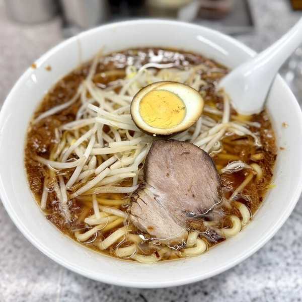 为什么日式拉面的汤底能呈现出浓郁奶白色？